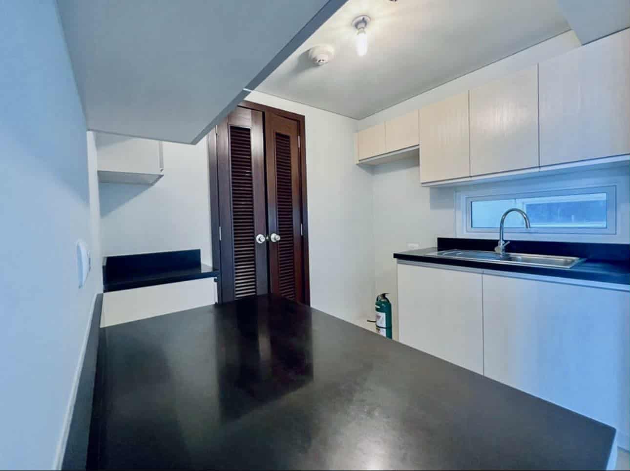 1BR KROMA TOWER 56 SQM CORNER UNIT (Ayala Ave & Makati Med view) — photo 3 of 3